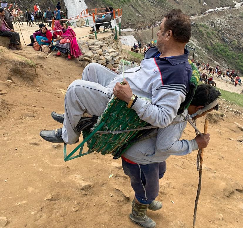 men carry kedarnath